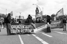 Banner "Grenzen auf! Leben retten!" Seebrücke-Demo Hamburg, 07.03.2020 