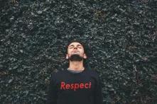 Person trägt Pullover mit Aufschrift "Respect"
