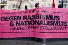Pinkfarbener Demo-Banner mit der Aufschrift "Gegen Rassismus und Nationalismus - Für eine offene Gesellschaft"