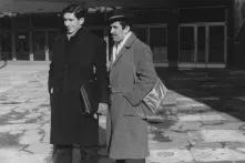 Schwarzweiß-Fotografie auf dem zwei Männer zu sehen sind - Yüksel Pazarkaya und Kazim Dener, 1960