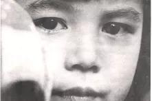 Titelbild eines Beitrags über kriegsnotleidende vietnamesische Kinder in der Neuen Berliner Illustrierten (NBI). Foto: Barbara Meffert (1966)